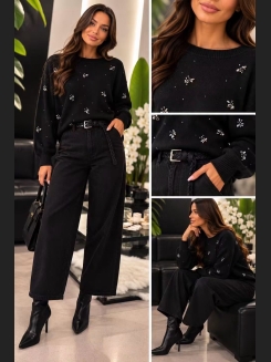 Czarny dzianinowy sweter z ozdobnymi koralikami